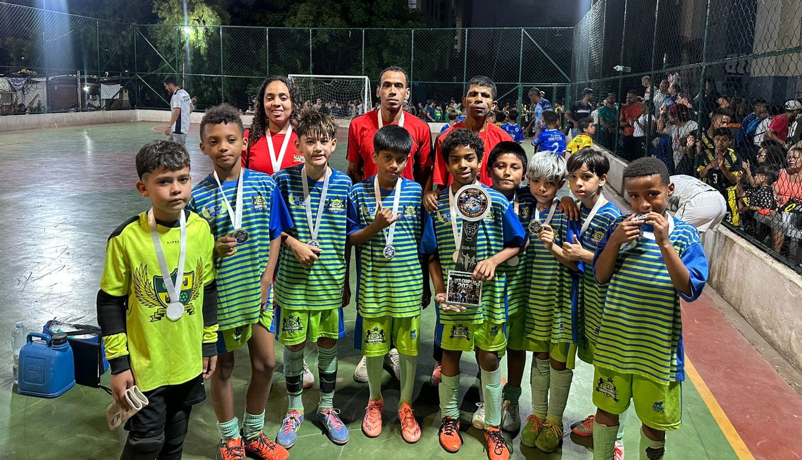Equipe sub-10 com medalhas e troféu