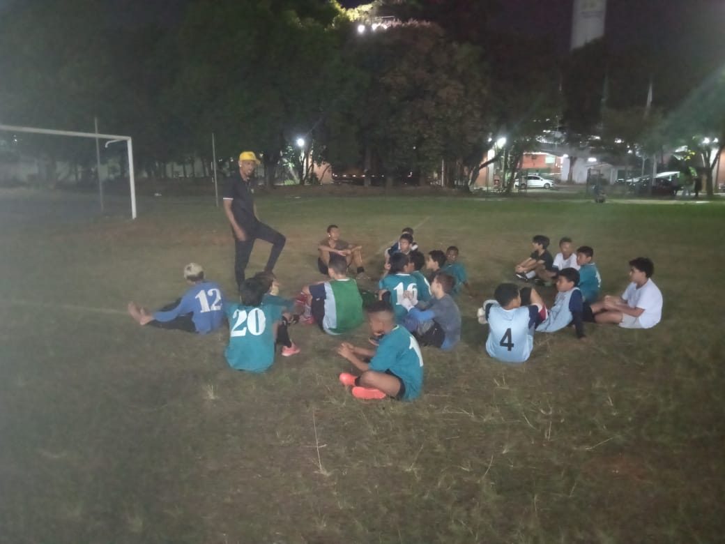 Equipe reunida no gramado