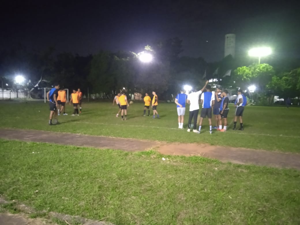 Treino de adolescentes no campo